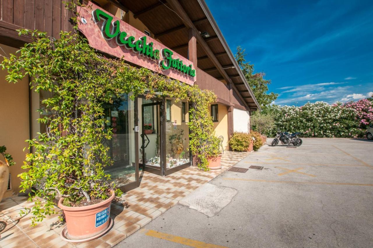La Vecchia Fattoria Hotel Loreto Exterior foto